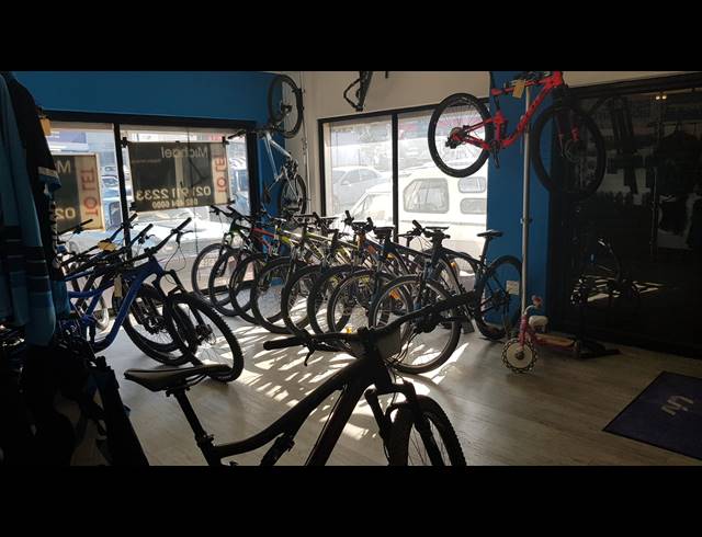 200M² BUSINESS TO LET IN BELLVILLE CENTRAL